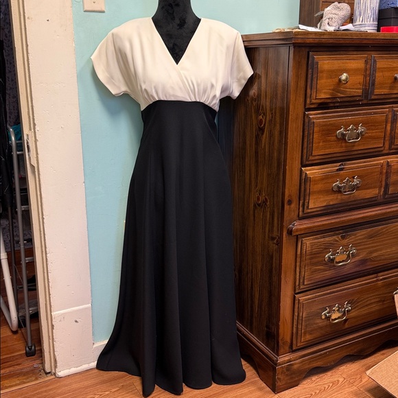 datiani Dresses & Skirts - Chic Black and Cream Midi Dress